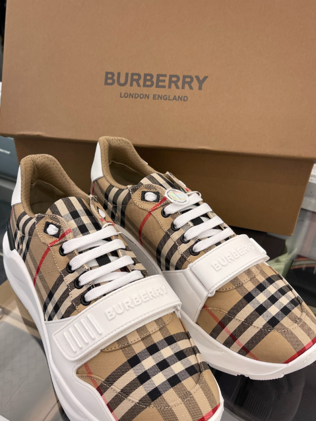 Burberry 卡其格紋休閒鞋