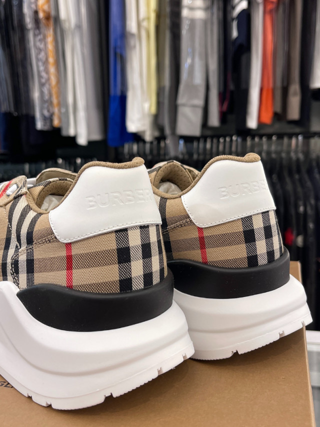 Burberry 卡其格紋休閒鞋