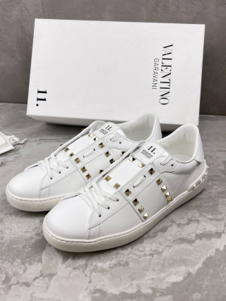 Valentino 鉚釘小白鞋